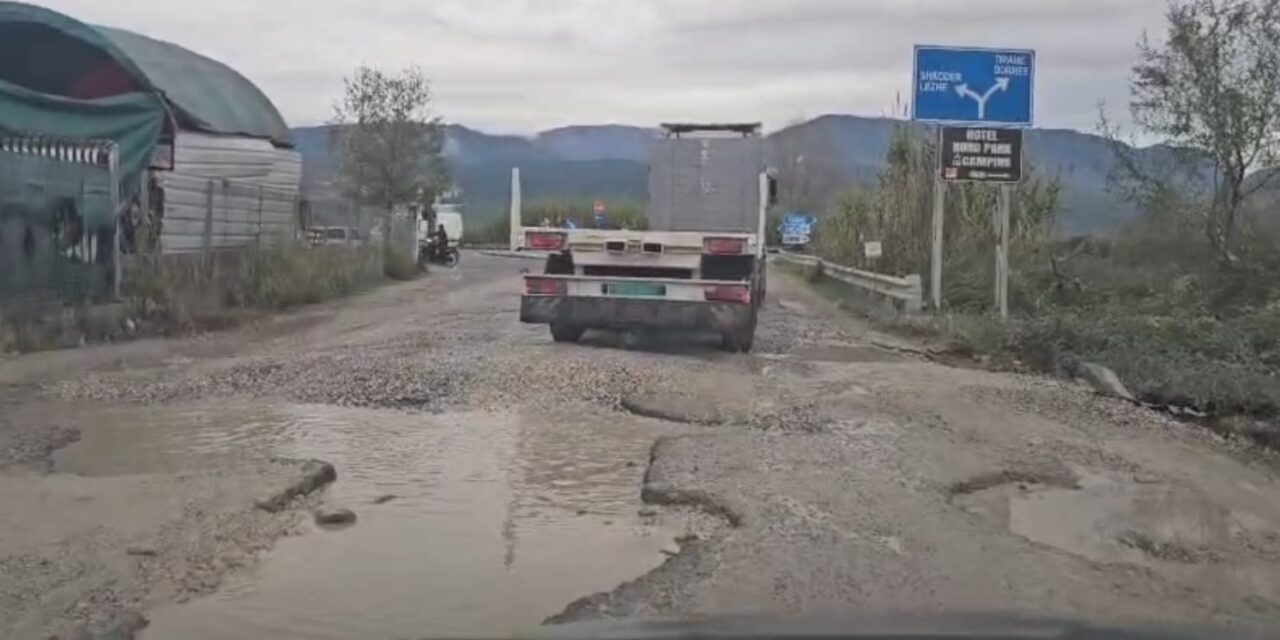 100 metra rrugë, tmerri i shoferëve!/ Lidhja mes rrugës së re dhe asaj të vjetër, në kushte skandaloze.