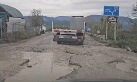 100 metra rrugë, tmerri i shoferëve!/ Lidhja mes rrugës së re dhe asaj të vjetër, në kushte skandaloze.