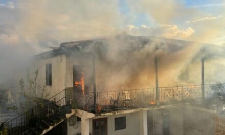 Përfshihet nga flakët një banesë në një fshat të Gramshit, zjarrfikëset nisen drejt vendngjarjes, terren i vështirë