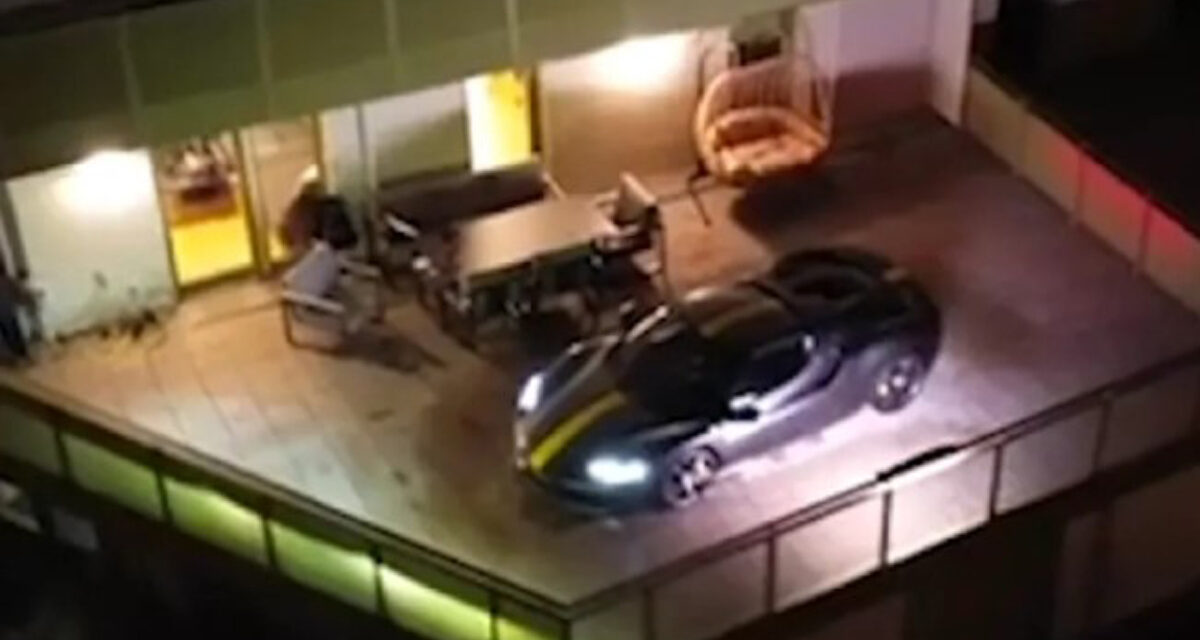 Vjenë: Parkon Ferrarin e tij në ballkon pasi nuk gjeti vend parkimi
