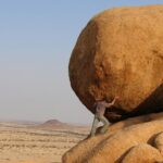 Fuqia e vërtetë lind kur bota nuk të sheh.