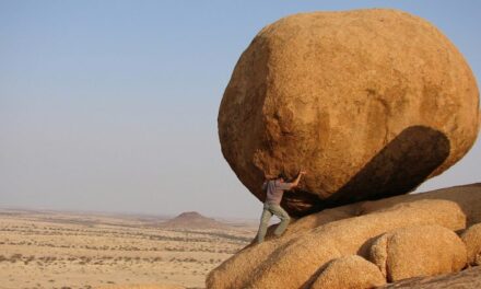 Fuqia e vërtetë lind kur bota nuk të sheh.